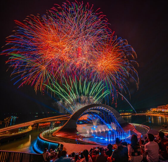 Kiss of the Sea show